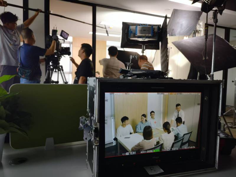 秦皇岛TVC拍摄公司：科技产品视觉化大师，诠释未来感与功能美学